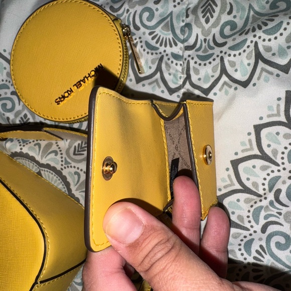 Michael Kors Jet Set Travel Small Crossbody Bag Tech Attached MK Signature/solid - Picture 6 of 7